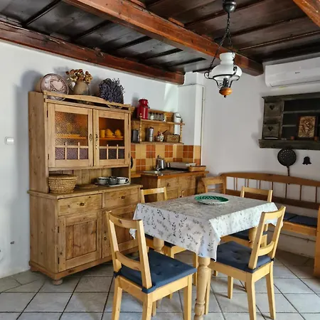 Zora Vendeghaz Apartment